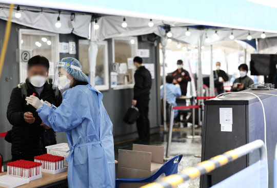 26일 오전 중구 서울역 광장 코로나19 임시 선별검사소를 찾은 시민들이 검사를 기다리고 있다.   연합뉴스